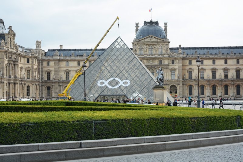 looksliketheyrepickingupandmovingthepyramidonlyanillusion.jpg