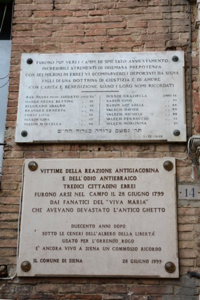 withplaquescommemoratingthosejewsdeportedfromsienainwwiiandthirteenwhowerekilledbyreligiousfanaticsafterthedepartureofthefrenchin1799.jpg