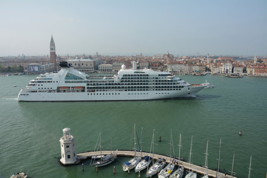 andafloatinghotelvisitingthecitythesebigshipsarenotsogoodforthelagoons.jpg